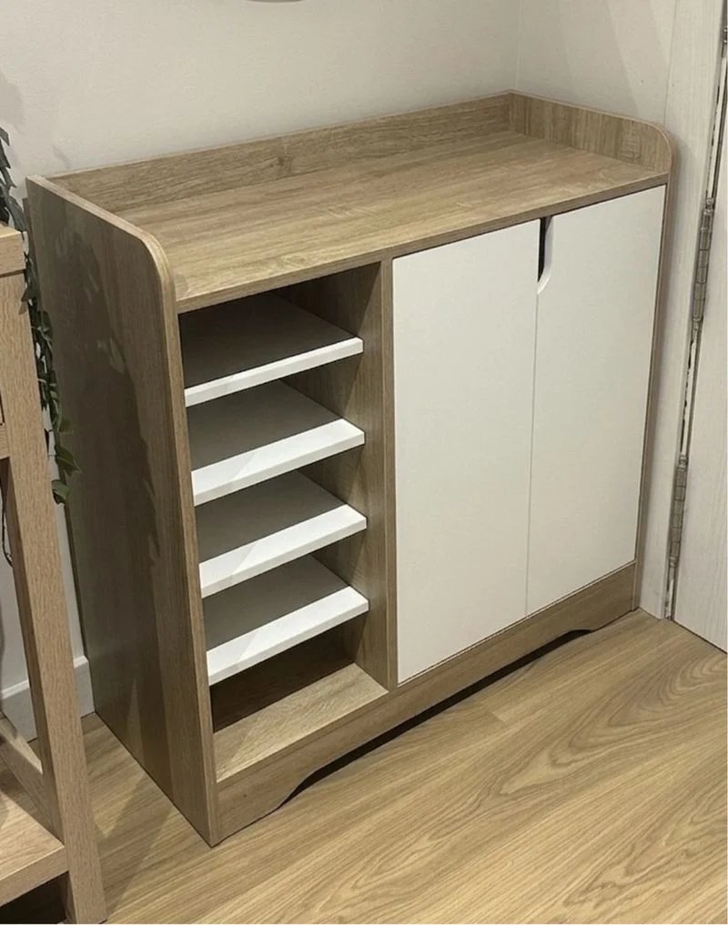 Mueble recibidor con puertas y estantes