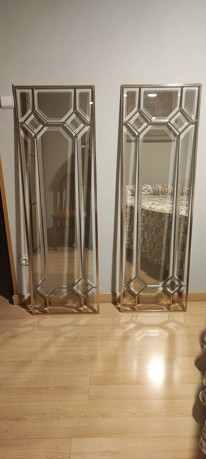 Pareja de espejos decorativos dorados
